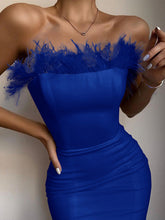 Robe moulante bustier à plumes Lessie